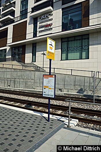 Bild: Für die Sonderfahrten wurden in Stuttgart entlang der Linie 23 Haltestellenmasten aufgestellt. Hier am Budapester Platz, einer neu eingerichteten Haltestelle. Die Bahnen halten hier aber nur in Richtung Cannstatt. In der Gegenrichtung ist kein Platz vorhanden.