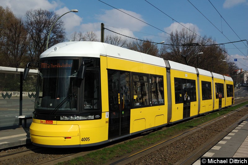 Bild: 4005 als Linie M8 in der Haltestelle Platz der Vereinten Nationen.