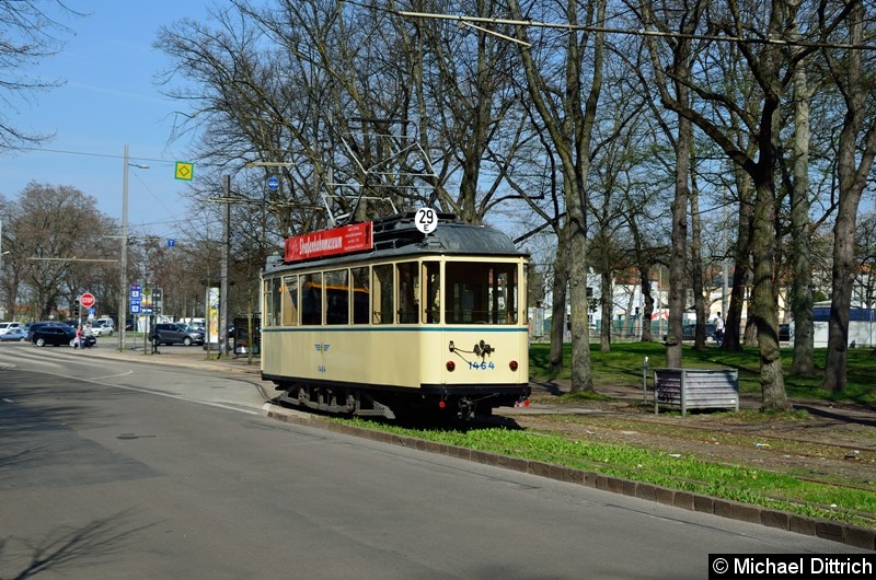 Bild: 1464 hat die Endstelle Naunhofer Str. erreicht.