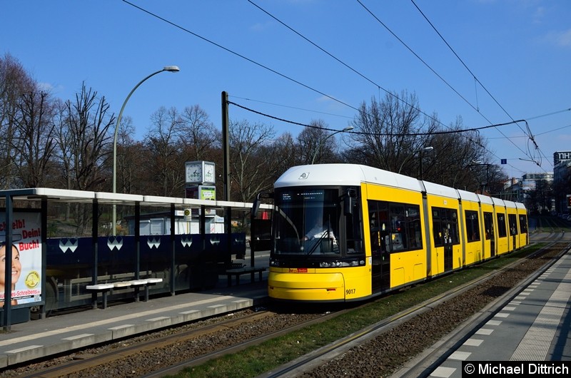 Bild: 9017 als Linie M5 an der Haltestelle Platz der Vereinten Nationen.