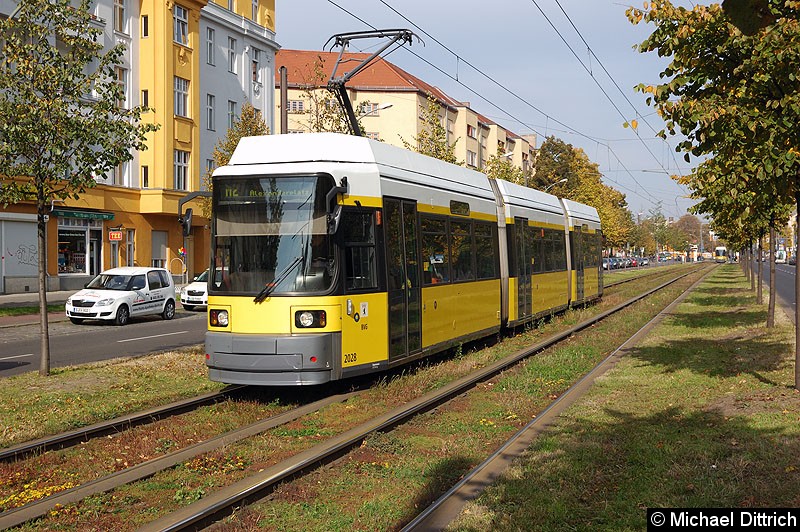 Bild: 2028 als Linie M2 kurz vor der Haltestelle Erich-Weinert-Straße.