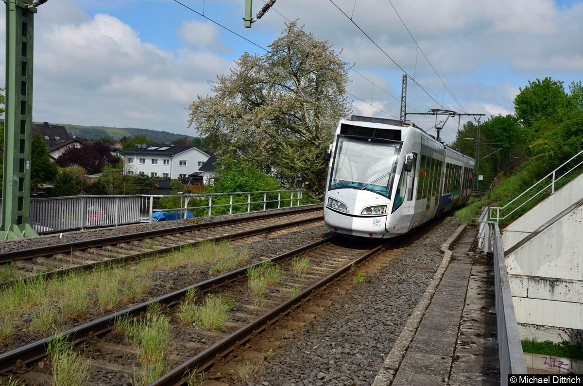 Wagen 717 (NVR: 94 80 0452 717-2 D-RBK) verlässt als Linie RT1 den Haltepunkt Kassel-Kirchditmold.