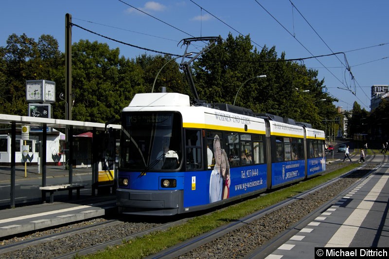 Bild: 1046 als Linie M5 an der Haltestelle Platz der Vereinten Nationen.