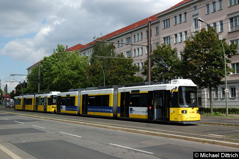 Bild: 1044 + 1002 als Linie M4 in der Kniprodestr.