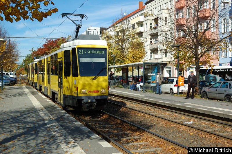 Bild: 6166 + 6101 in der Haltestelle Bersarinplatz.