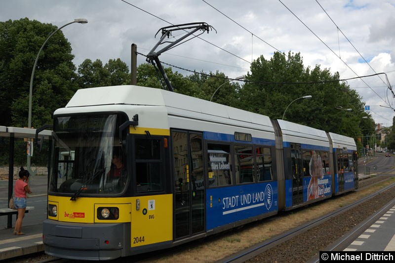 Bild: 2044 als Linie M8 an der Haltestelle Platz der Vereinten Nationen.