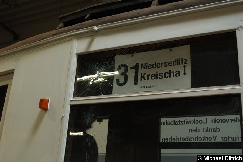 Bild: Deutlich sieht man die Spuren des Vandalismus an dem Wagen.