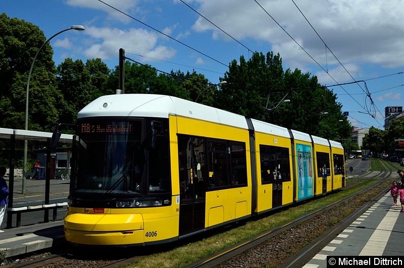 Bild: 4006 als Linie M8 an der Haltestelle Platz der Vereinten Nationen.