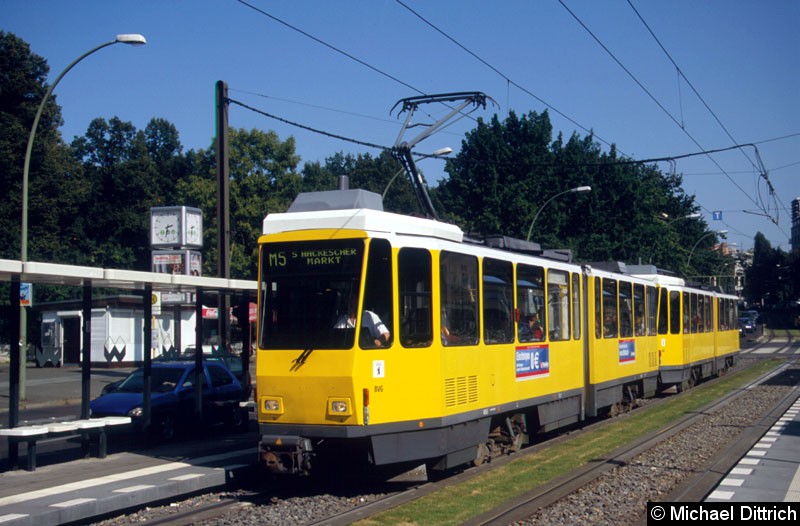 Bild: 6053 als Linie M5 an der Haltestelle Platz der Vereinten Nationen.