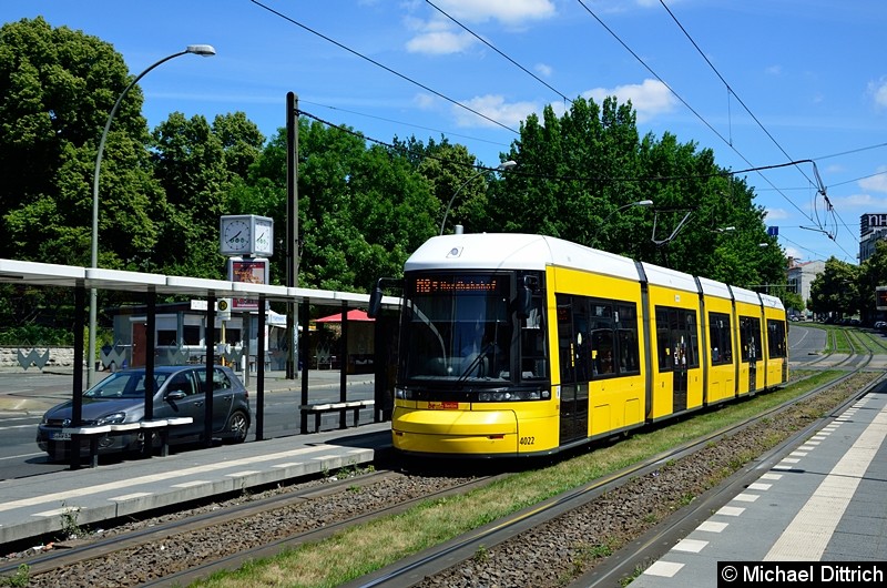 Bild: 4022 als Linie M8 an der Haltestelle Platz der Vereinten Nationen.