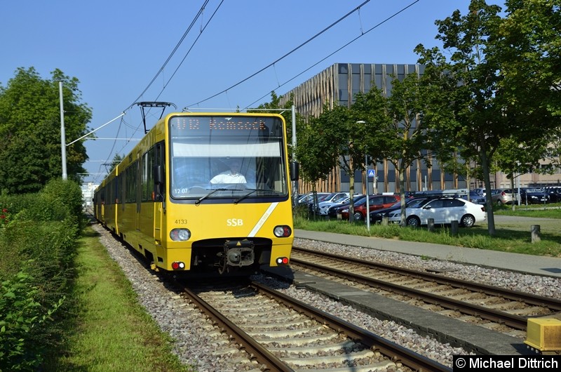 Bild: 4133 + 4093 als Linie U12 nach Remseck an einem Bahnübergang kurz nach der Haltestelle SSB-Zentrum.