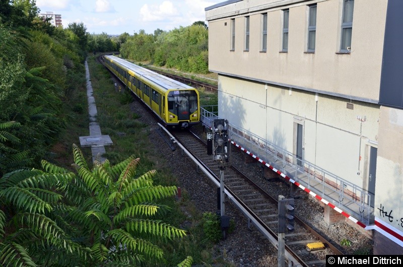 5044 fährt gleich in den Bahnhof Kienberg ein.