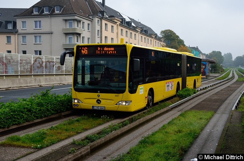 Der Bus hat die Haltestelle Oberschlesienstraße verlassen.