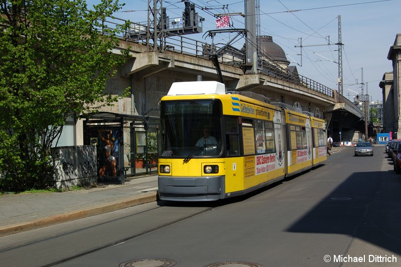Bild: 1033 als Linie M1 an der Haltestelle Georgenstr./Am Kupfergraben.