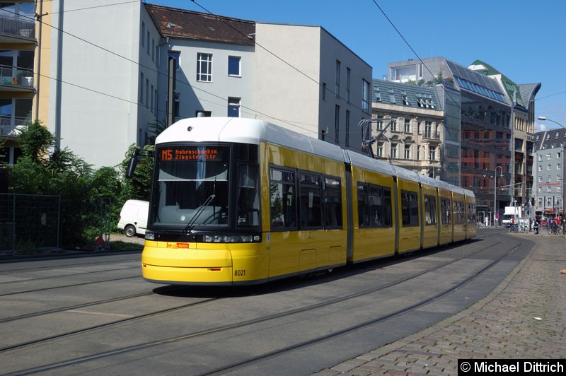 Bild: 8021 als Linie M5 in der Großen Präsidentenstr.