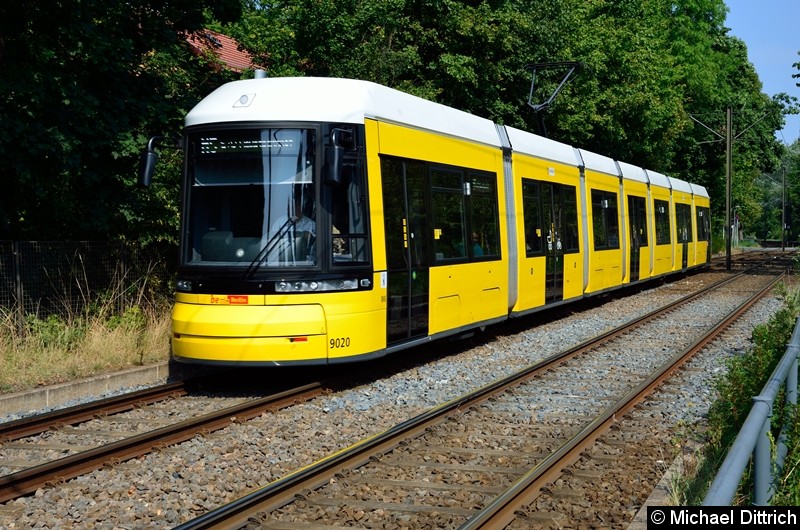 Bild: 9020 als Linie M5 kurz vor der Haltestelle Ev. Krankenhaus KEH.