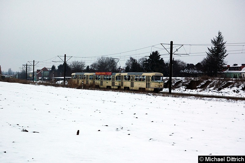 Bild: 1001 + 1120 + 2002 als Linie 3 auf dem Weg nach Klinikum Olvenstedt zwischen den Haltestellen Lindenhof/Flugplatz und Merkurweg.