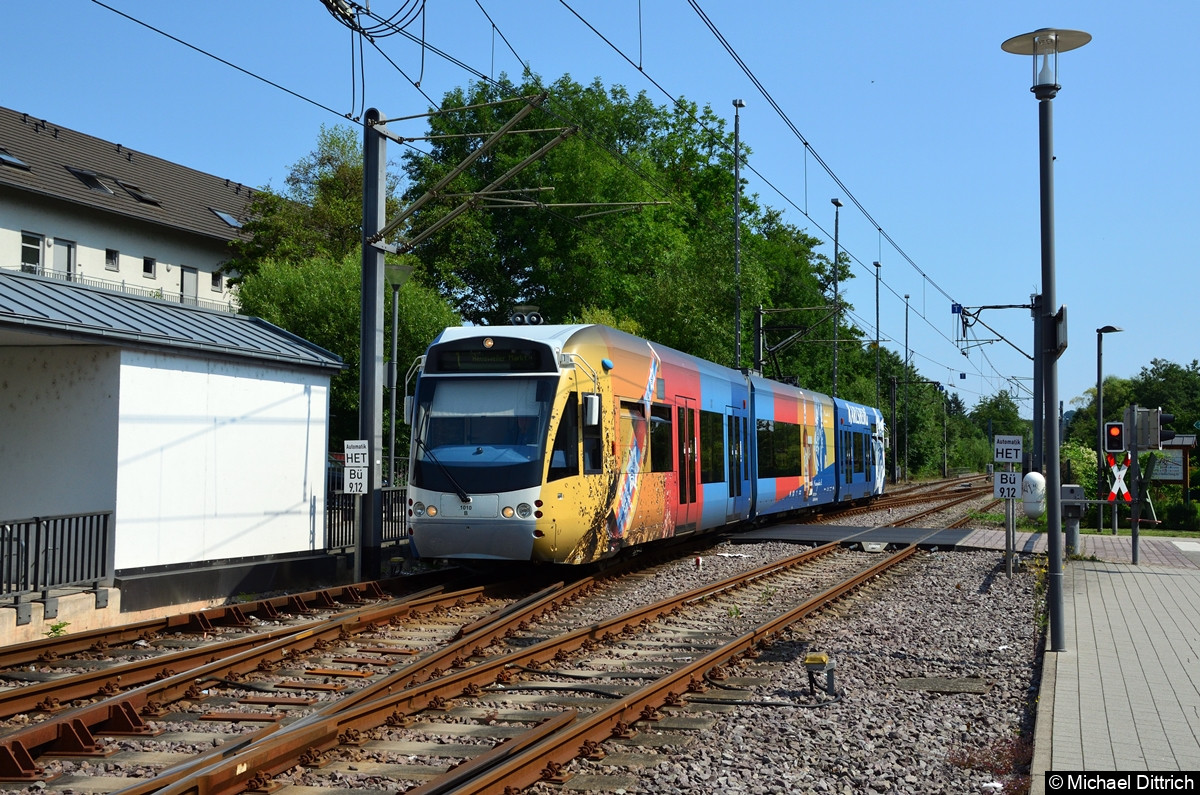 Bild: 1010 auf dem Weg zu seiner Abfahrtshaltestelle in Heusweiler Markt.
Hier fahren die Züge jeweils im Gegengleis.