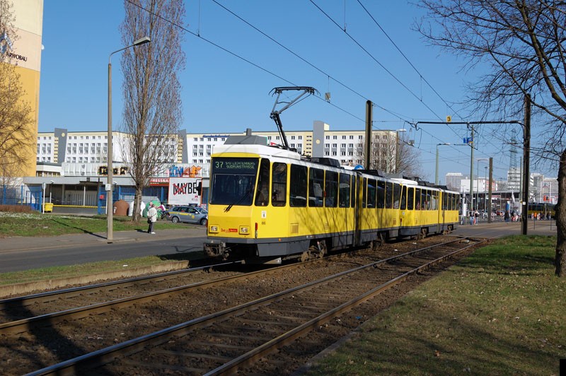 Bild: 7081 als Linie 37 kurz hinter der Haltestelle Alle der Kosmonauten/Rhinstr.