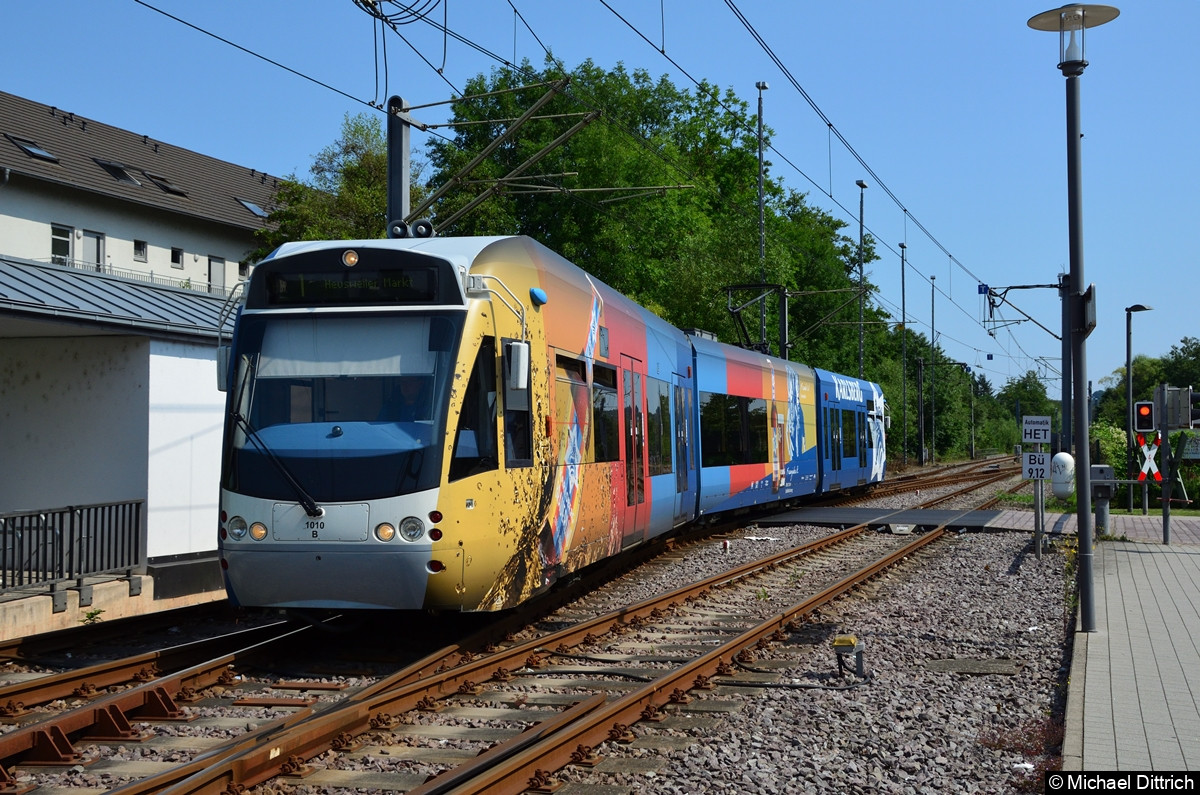 Bild: 1010 auf dem Weg zu seiner Abfahrtshaltestelle in Heusweiler Markt.
Rechts im Bild das Streckengleis aus Lebach.