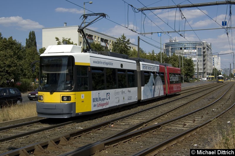Bild: 1053 als Linie M6 kurz vor der Haltestelle S Landsberger Allee.