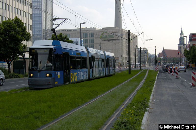 Bild: 2028 bei den Einweisungsfahrten zur neuen Endstelle S+U Alexanderplatz/Dircksenstraße.
Hier in der Karl-Liebknecht-Straße hinter der Haltestelle Memhardstraße.