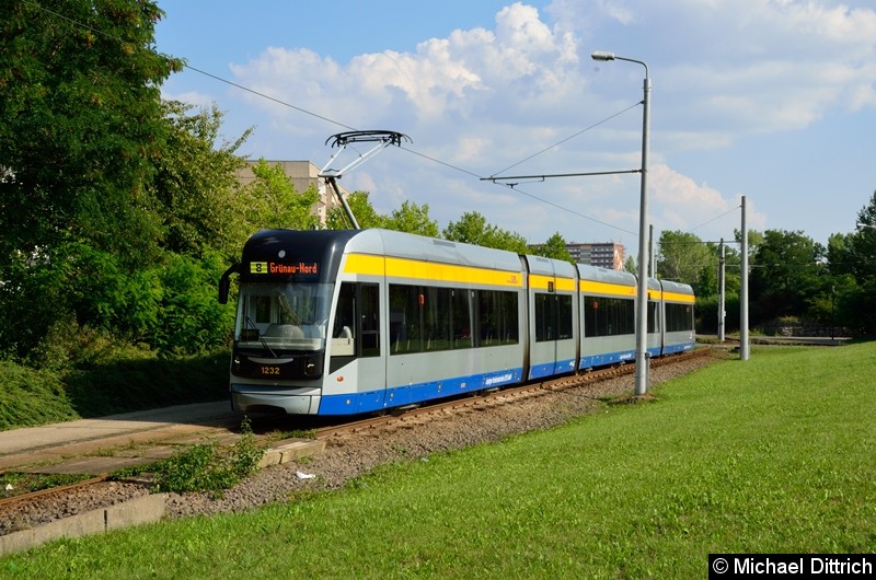 Bild: 1232 als Linie 8 an der Haltestelle Grünau-Nord.
