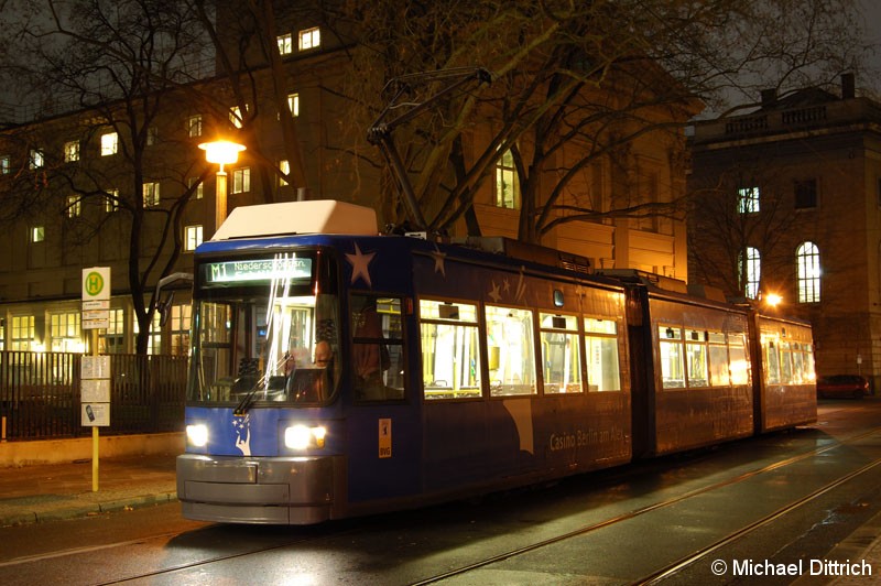 Bild: 1010 als Linie M1 an der Haltestelle Am Kupfergraben.