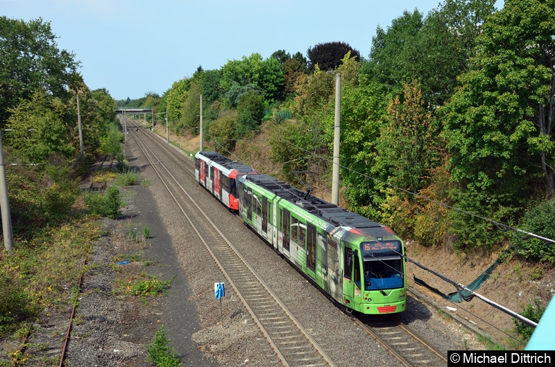 Als zweiter Wagen fährt hier der 0369 in Richtung Köln von der Haltestelle Buschdorf ab.