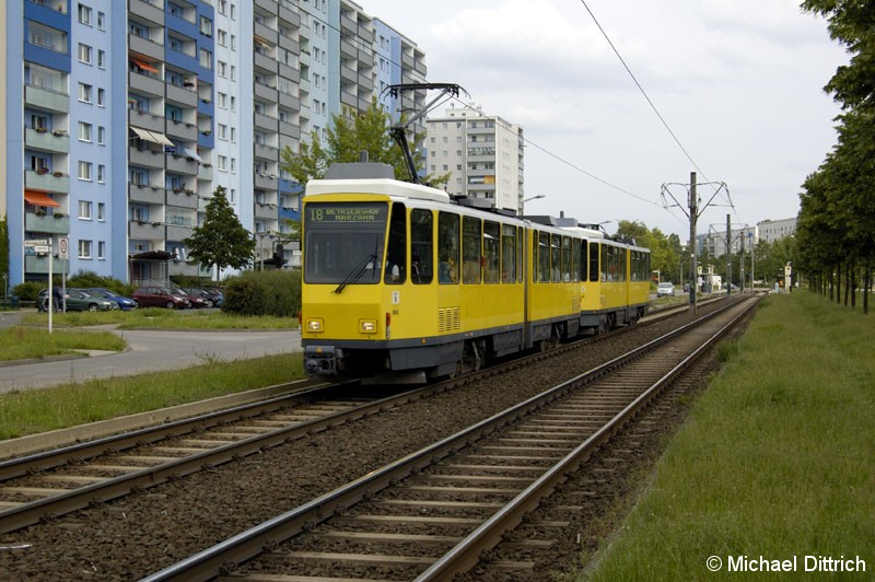 Bild: 6147 als Linie 18 vor der Haltestelle Zossener Straße/Alte Hellersdorfer Straße.