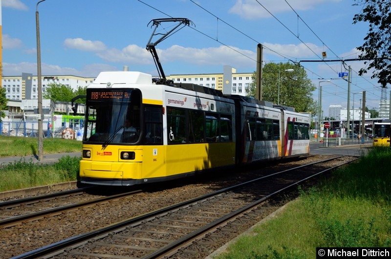 Bild: 1524 als Linie M8 hinter der Haltestelle Allee der Kosmonauten/Rhinstraße.