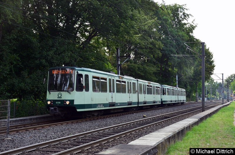 9356 und ein unbekannt gebliebener Wagen als Linie 66 bei der Ankunft an der Haltestelle Oberkassel Süd/Römlinghoven.