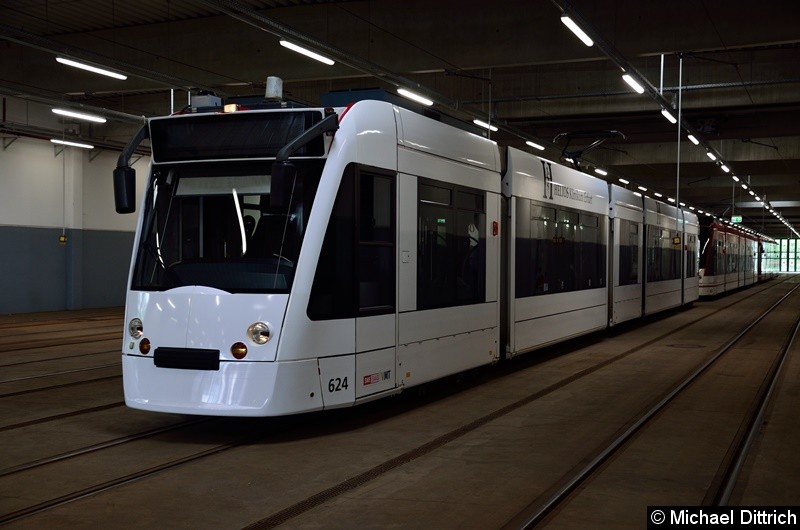 Bild: 624 in der Wagenhalle beim Tag der offenen Tür im Betriebshof Südost.