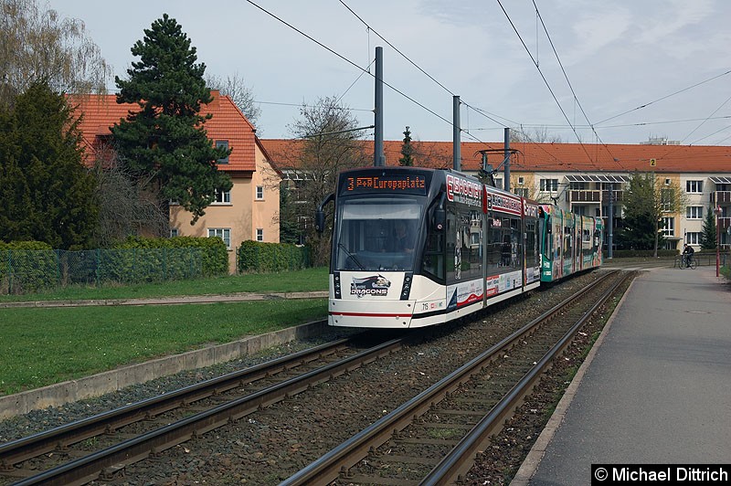 Bild: Combino 715 und 635 als Linie 3 vor der Haltestelle Agentur für Arbeit.