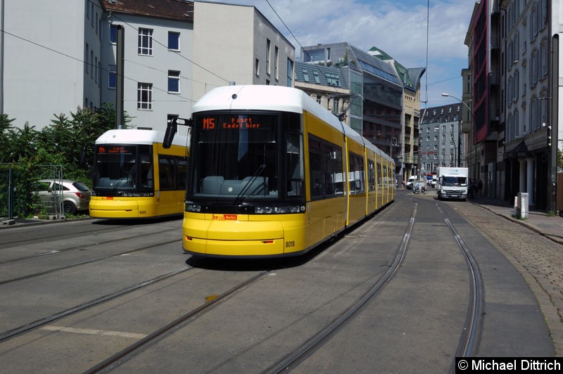 Bild: 8018 als Linie M5 in der Großen Präsidentenstr.