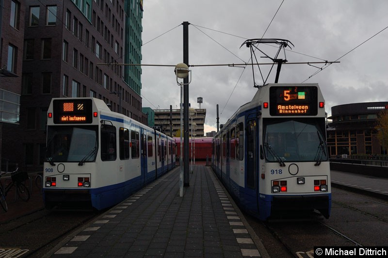 Bild: Die Wagen 908 und 918 warten auf ihren Einsatz. Sie werden erst wieder in der Hauptverkehrszeit benötigt. Der Wagen 908 trägt als Ziel 