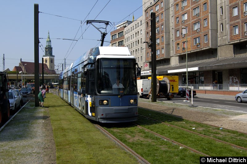 Bild: 2028 bei den Einweisungsfahrten zur neuen Endstelle S+U Alexanderplatz/Dircksenstraße.
Hier in der Karl-Liebknecht-Straße vor der Haltestelle Memhardstraße.