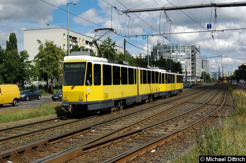 Bild: 7055 als Linie M8 kurz vor der Haltestelle S Landsberger Allee.