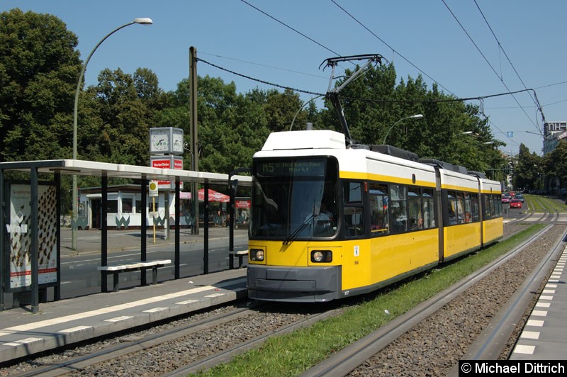 Bild: 1052 als Linie M5 an der Haltestelle Platz der Vereinten Nationen.