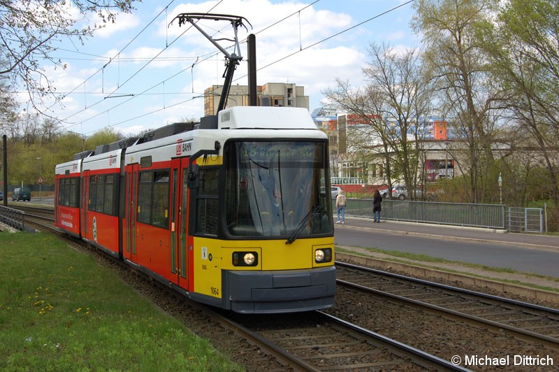 Bild: 1064 als Linie 18 vor der Kreuzung Allee der Kosmonauten/Rhinstraße.