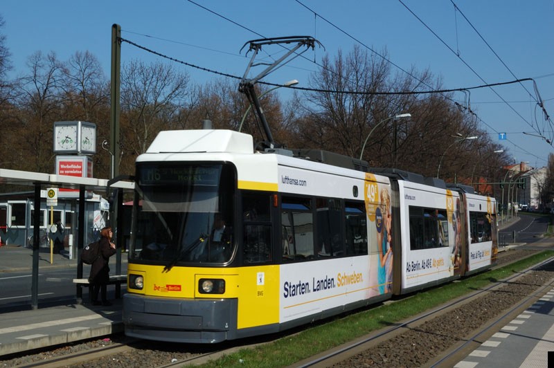 Bild: 1058 als Linie M6 an der Haltestelle Platz der Vereinten Nationen.