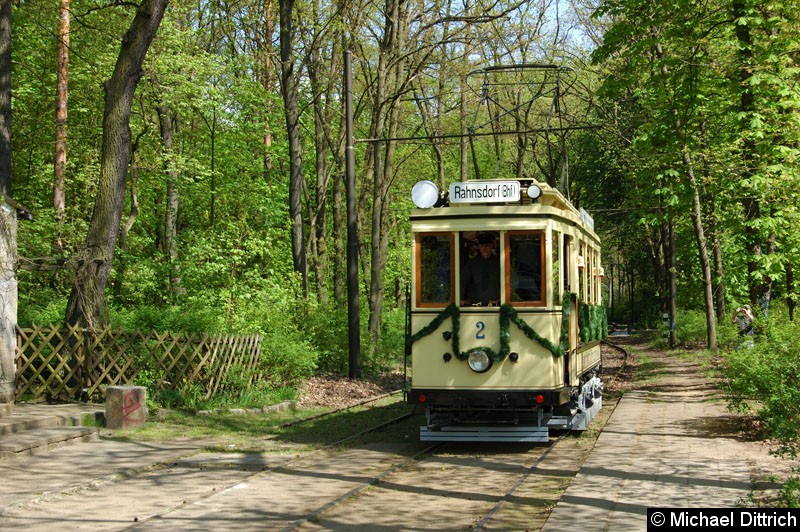 Bild: Anlässlich des Jubiläums 95 Jahre Straßenbahn in Woltersdorf verkehrte der historische Triebwagen 2.
Hier an der Endstelle S Rahnsdorf.