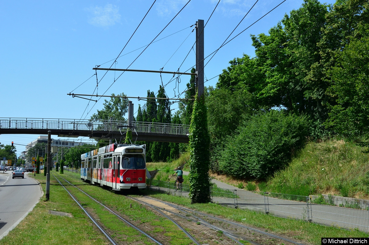 Bild: Nachblick auf den rückwärts fahrenden Fahrschulwagen.