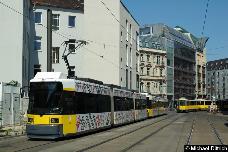 Bild: 1021 + 1018 als Linie M4 in der Großen Präsidentenstraße.