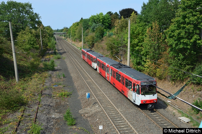 7760 am Ende des Zugs noch mit Rollbändern auf dem Weg nach Köln beim Verlassen der Haltestelle Buschdorf.