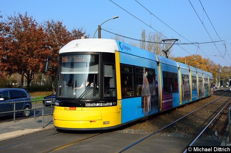 Bild: 8024 als Linie M6 beim Verlassen der Haltestelle Hohenschönhauser Str./Weißenseer Weg.