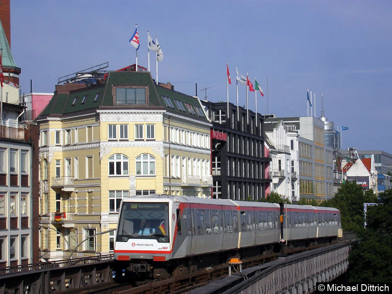 Bild: Ein DT4 erreicht gleich die Station Landungsbrücken.