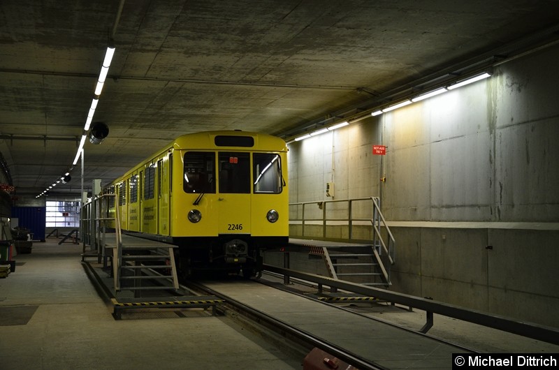 Bild: Abgestellt steht der DL, er wird während der Sperrung aus dem Tunnel raus geholt.