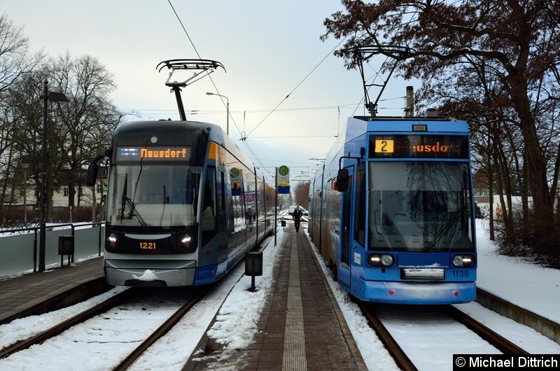 Bild: 1221 als Linie 15 und 1138 als Linie 2 in der Ankunftshaltestelle Meusdorf.