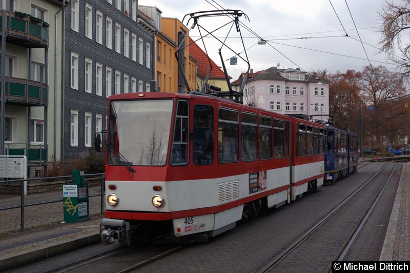 Bild: KT4D 405 und 435 als Linie 7 an der Haltestelle Sparkassen-Finanzzentrum.